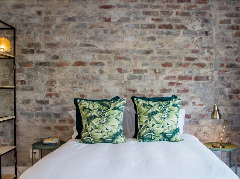 Newly-renovated Top Floor Studio Apartment In Gardens