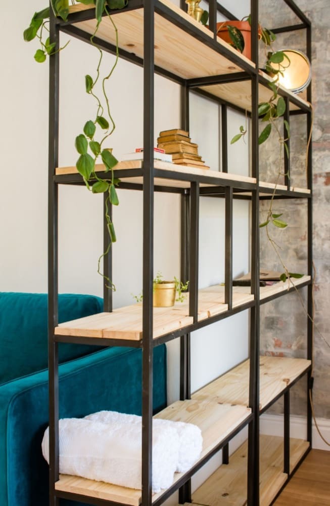 Newly-renovated Top Floor Studio Apartment In Gardens