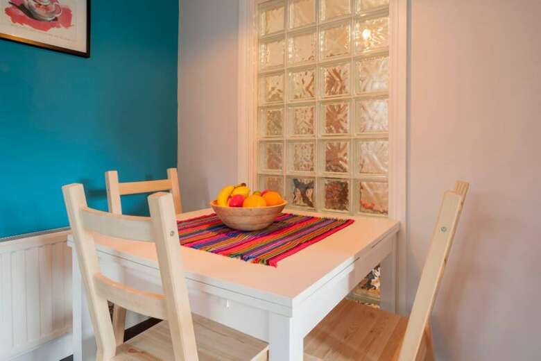 Spacious 1 Bedroom Apartment Near The Triangle