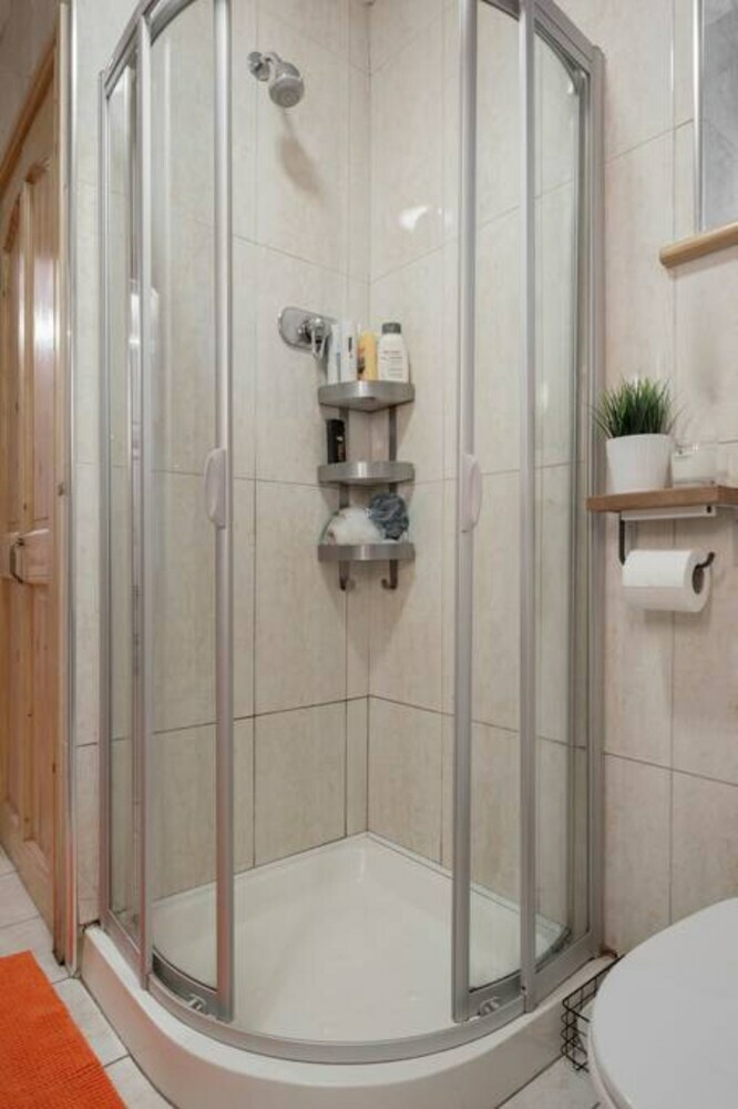 Spacious 1 Bedroom Apartment Near The Triangle
