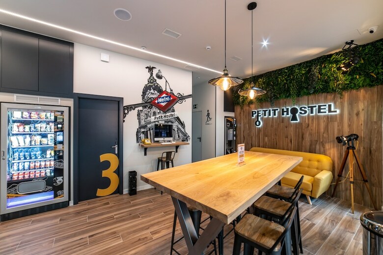 Hostal Petit Hostel