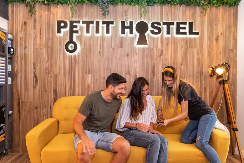 Hostal Petit Hostel