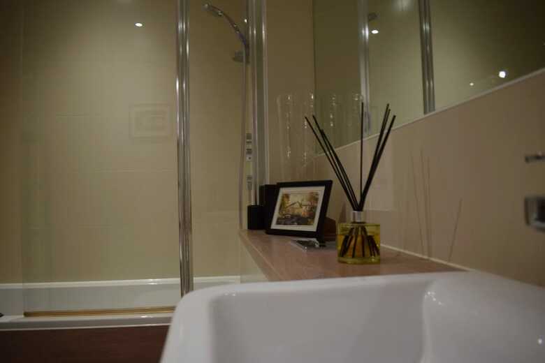 Modern 1 Bedroom Apartment With Balcony