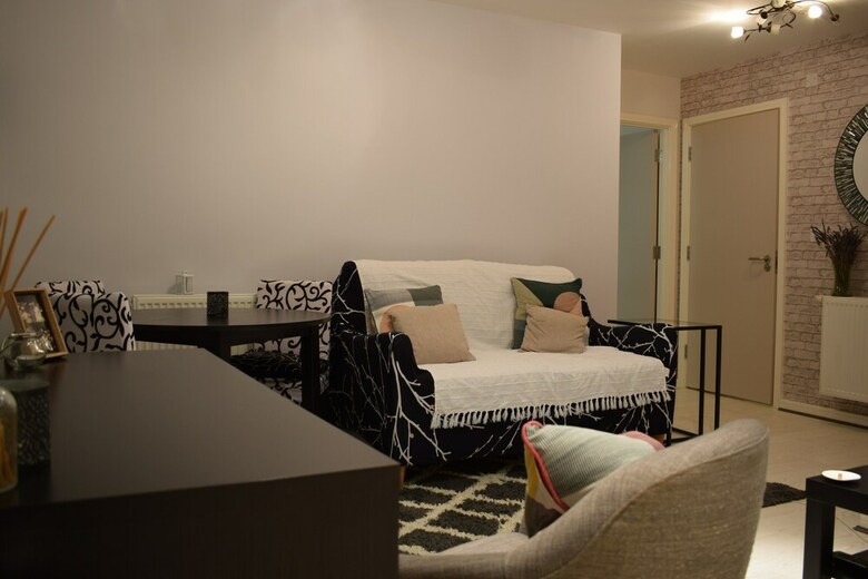 Modern 1 Bedroom Apartment With Balcony