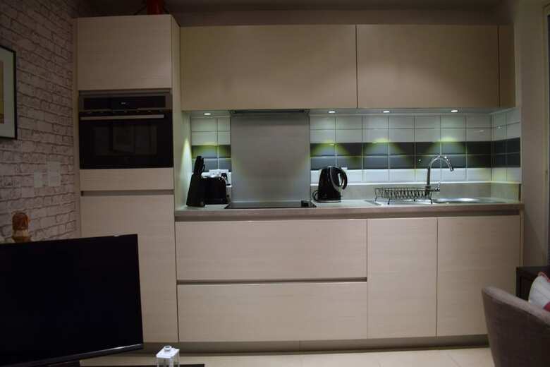 Modern 1 Bedroom Apartment With Balcony