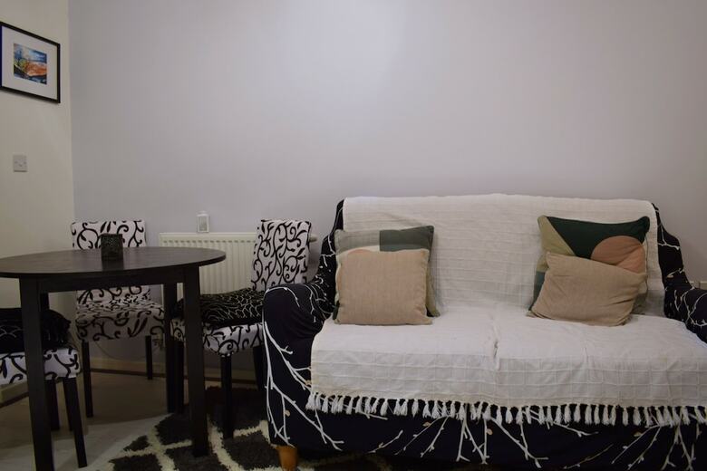 Modern 1 Bedroom Apartment With Balcony