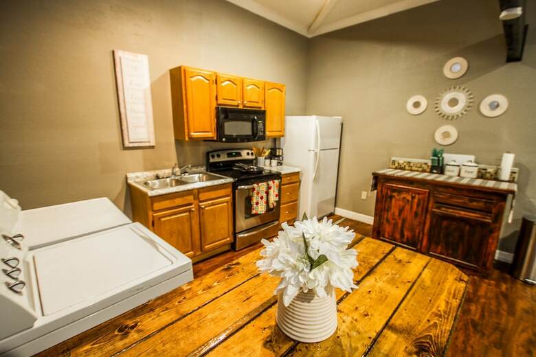 Florida St #b Near Downtown With All Amenities