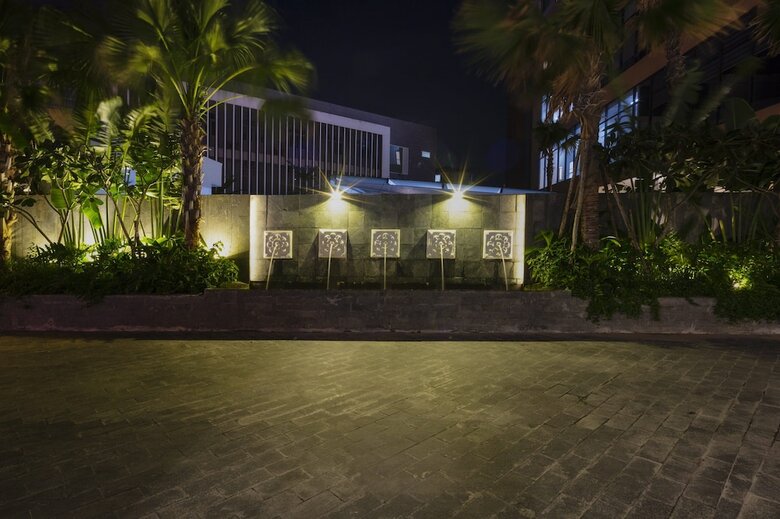 Dqua Hotel And Apartment