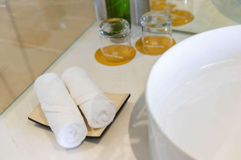 Dqua Hotel And Apartment