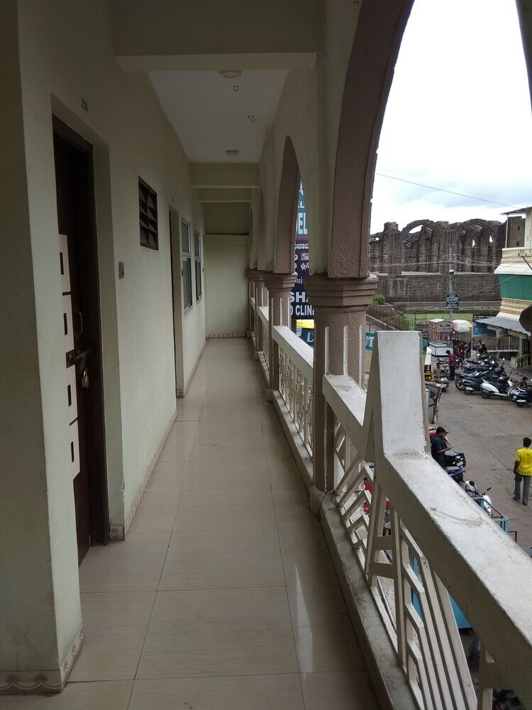 Iroomz Hotel Sagar Deluxe