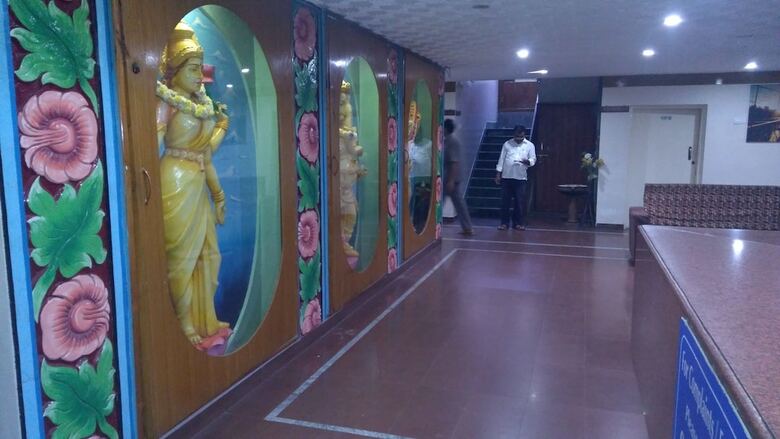 Hotel Iroomz Sapthagiri Balla