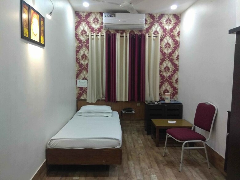 Hotel Iroomz Sapthagiri Balla