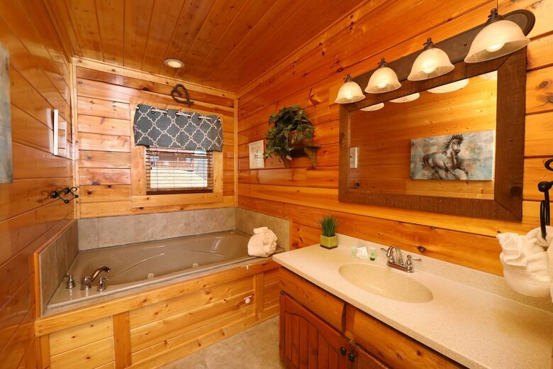 Ridgetop Theatre Lodge - Six Bedroom Cabin
