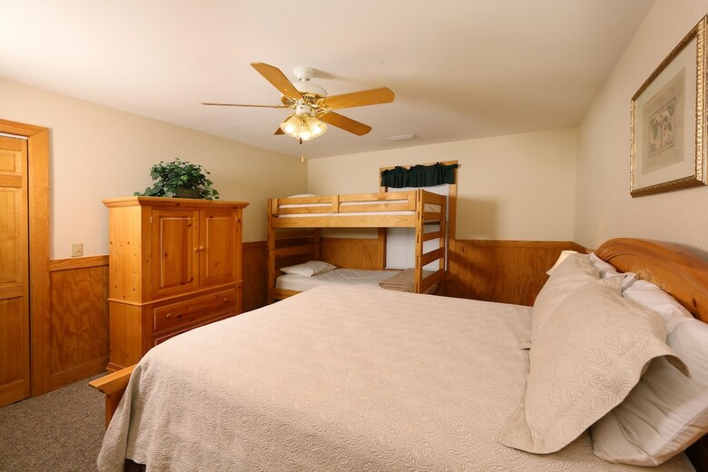 Magnolia Place 5 - Eight Bedroom Chalet