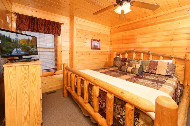 Rising Eagle Lodge - Eight Bedroom Cabin