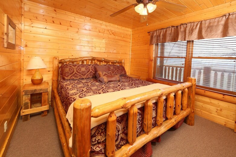 Rising Eagle Lodge - Eight Bedroom Cabin