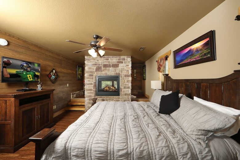 Movie Diveinn - Four Bedroom Chalet