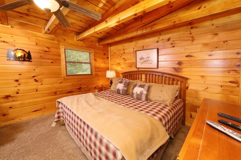 Black Bear Hideaway - Five Bedroom Cabin