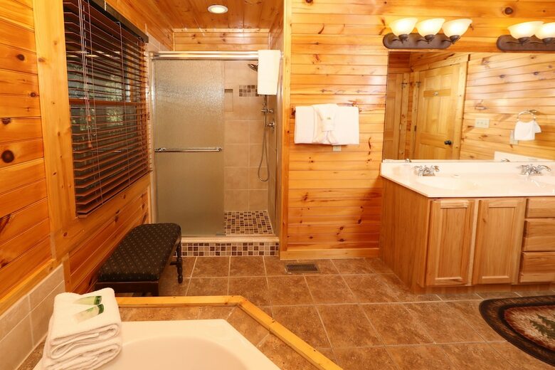 Smoky Bear Manor - Five Bedroom Cabin