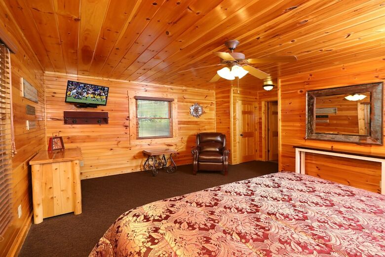 Smoky Bear Manor - Five Bedroom Cabin