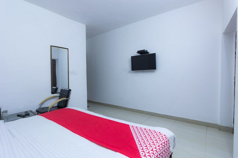 Oyo 8951 Hotel Royal Regency