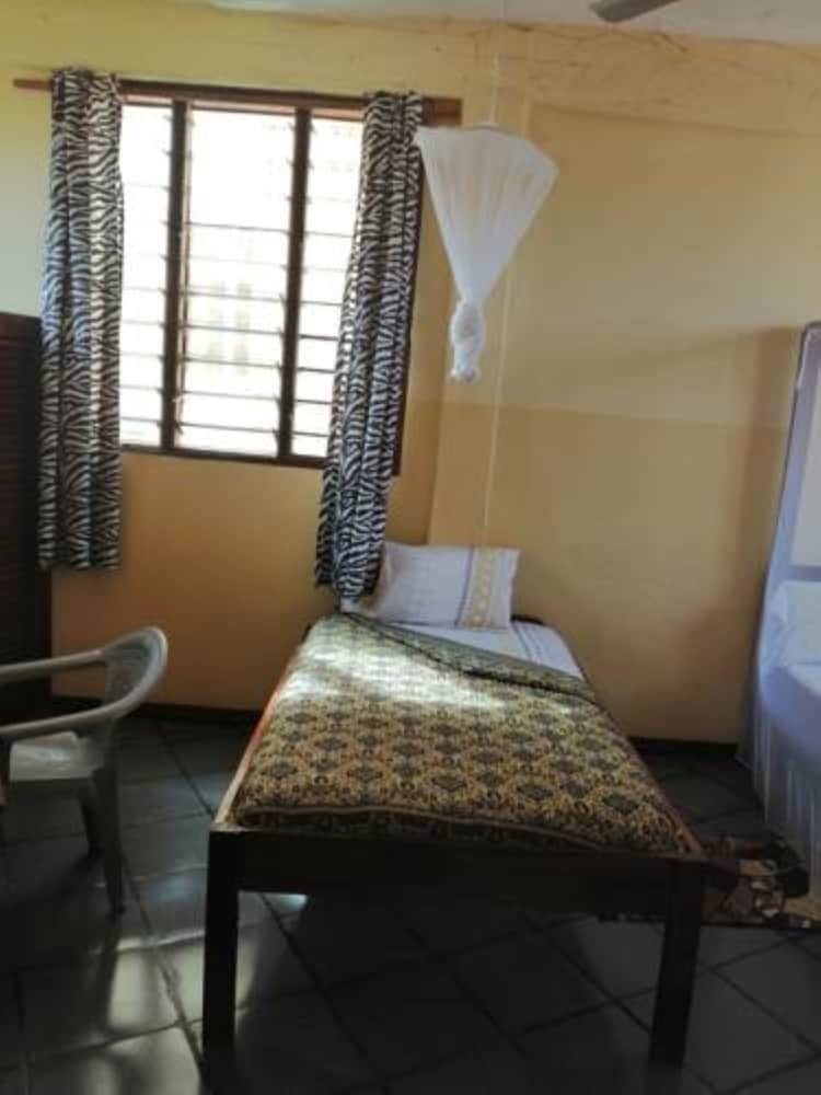 Hotel Diani Travelers Guest House