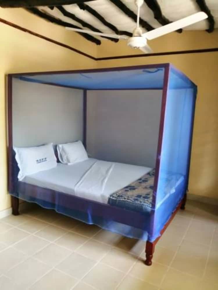 Hotel Diani Travelers Guest House
