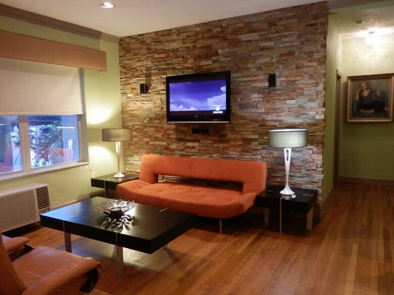 Oceanside Condo 1/1 For 4, Pool, Beach 1/2 Block