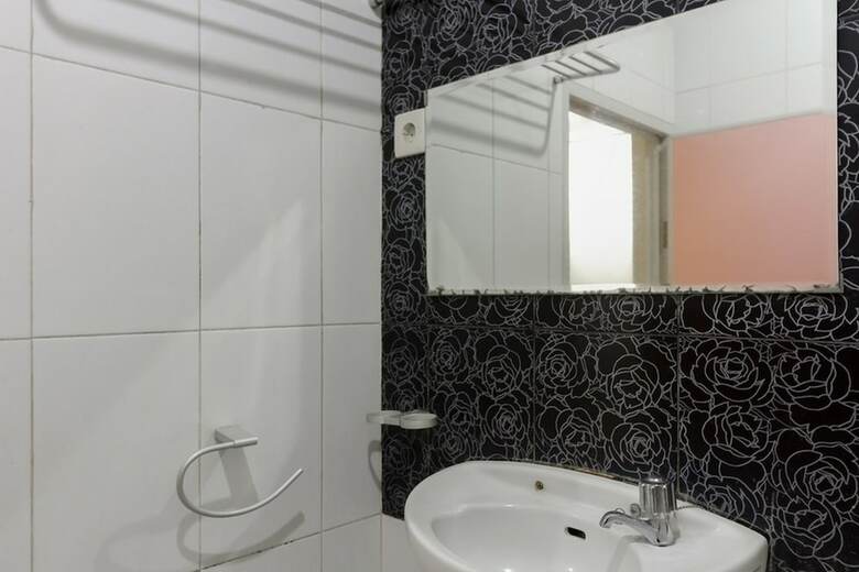 Hotel Reddoorz Near Pantai Padang