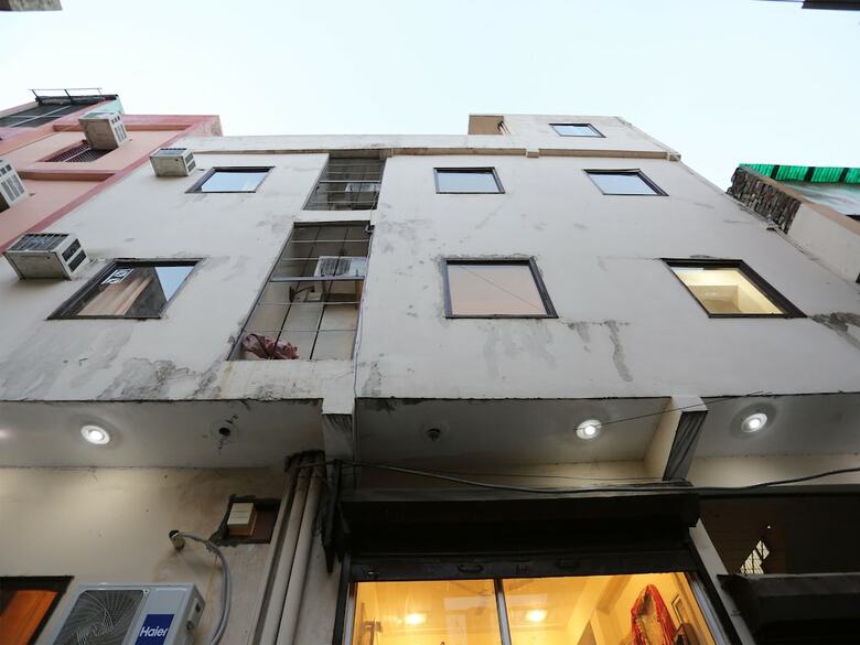 Oyo 30850 Hotel Hira