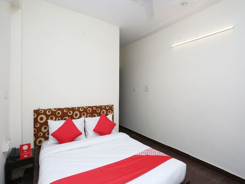 Oyo 30850 Hotel Hira