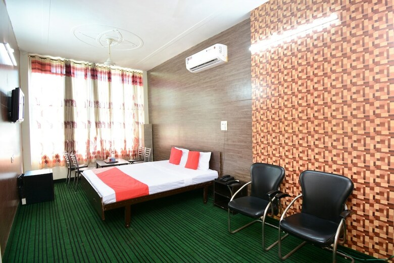 Hotel Oyo 28393 Diamond Plaza