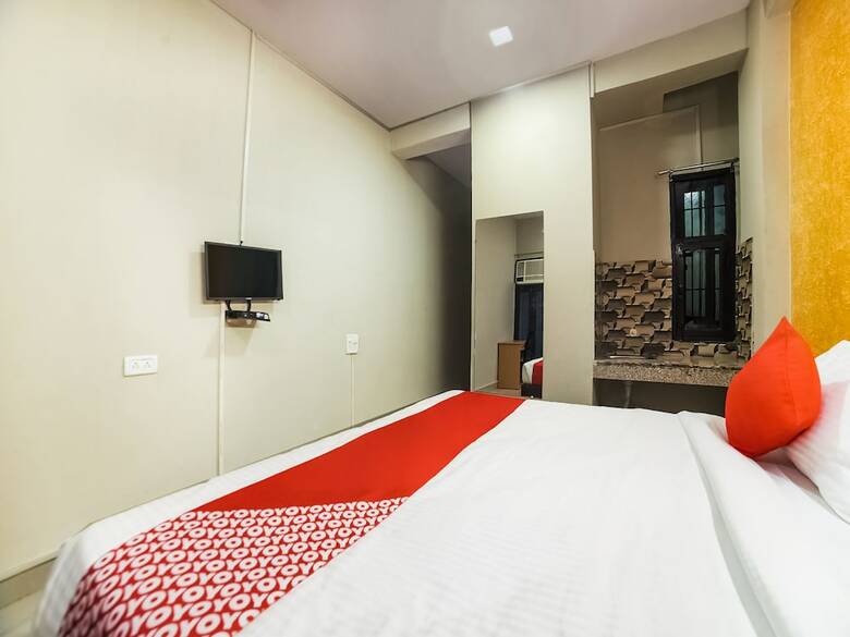Hotel Oyo Flagship 30196 Noida Sector 5