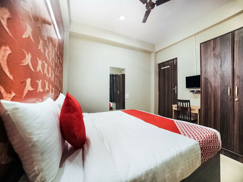 Hotel Oyo Flagship 30196 Noida Sector 5