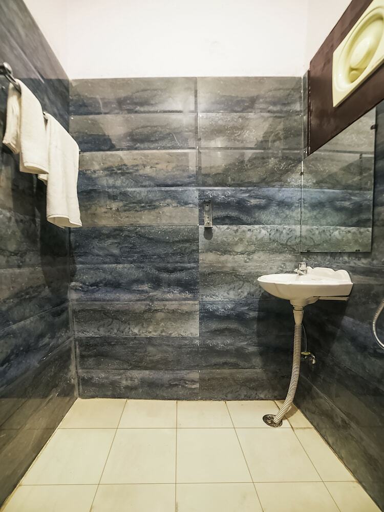 Hotel Oyo Flagship 30196 Noida Sector 5