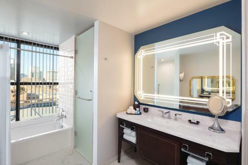 The Higgins Hotel New Orleans, Curio Collection By Hilton