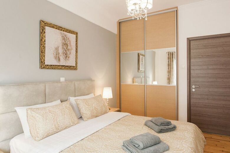 Nicholas Point Apartments And Rooms