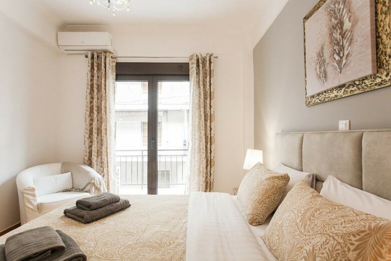 Nicholas Point Apartments And Rooms