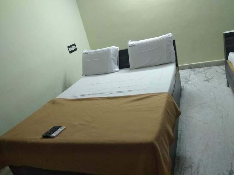 Hotel Iroomz K R Residency