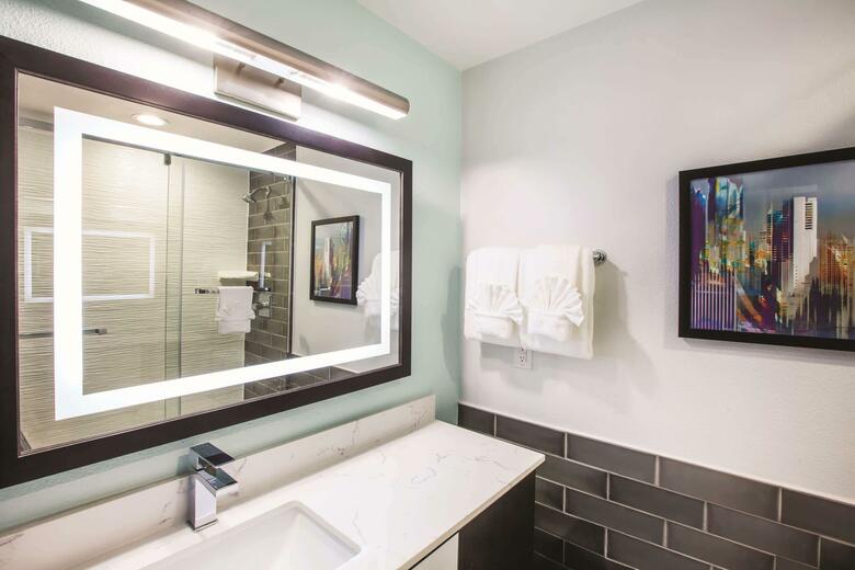 Hotel Lawrence Downtown Dallas