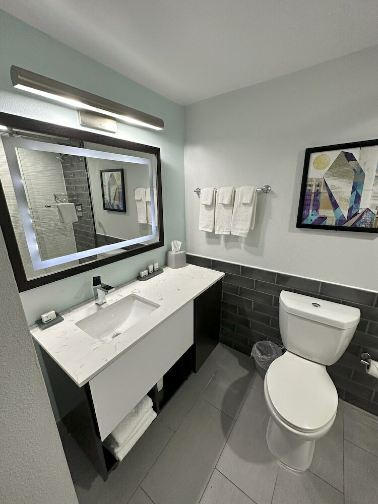 Hotel Lawrence Downtown Dallas