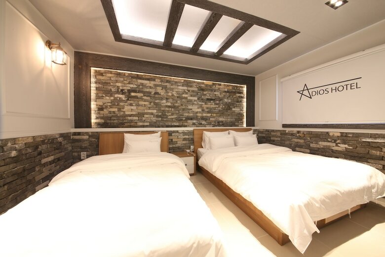Adios Hotel