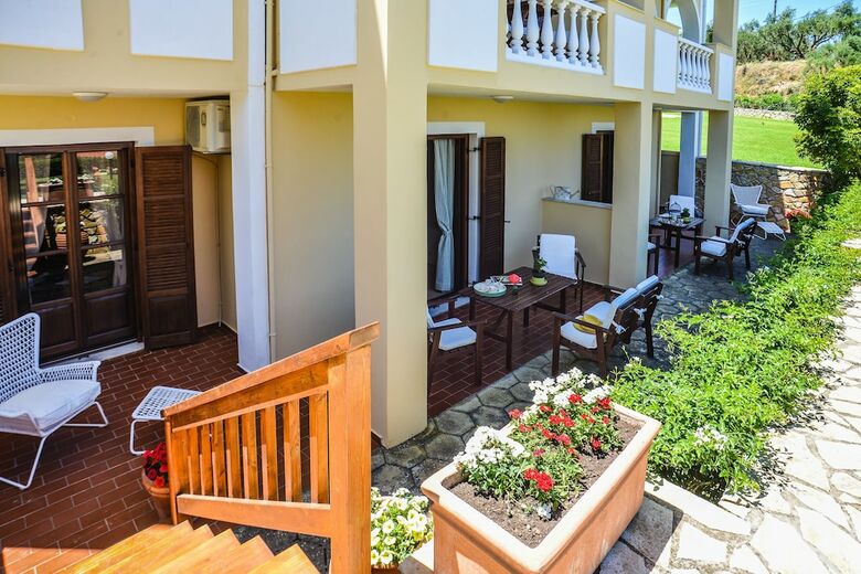 Amboula Beach Apartments