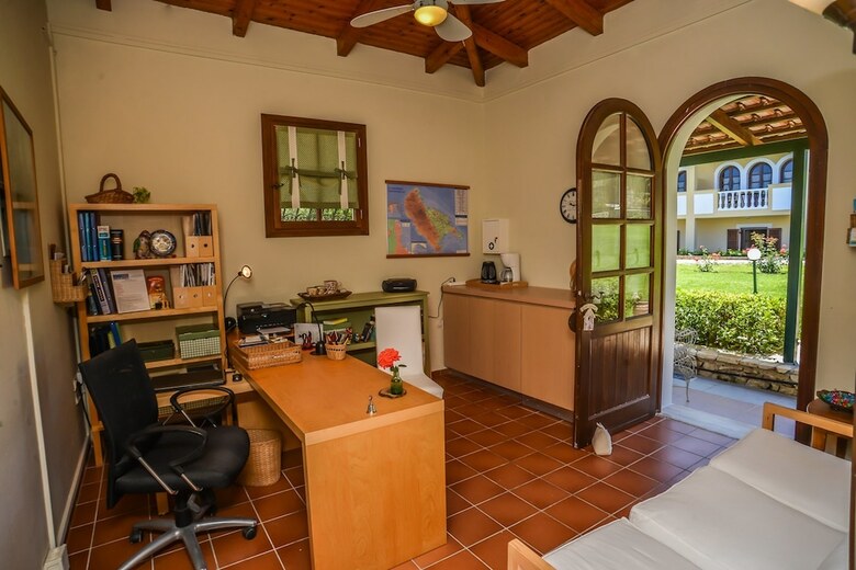 Amboula Beach Apartments