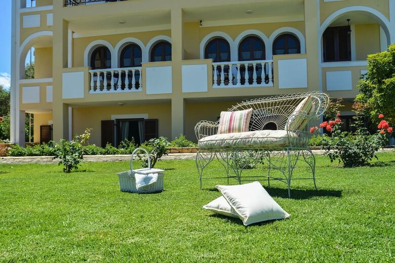 Amboula Beach Apartments