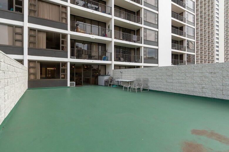 Waikiki Banyan - Pool Deck Level Tower 1 Suite 610