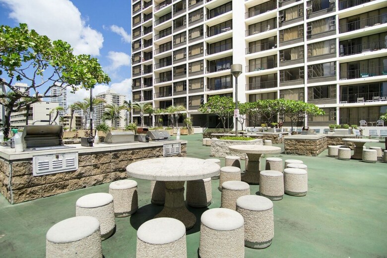 Waikiki Banyan - Pool View Tower 1 Suite 707