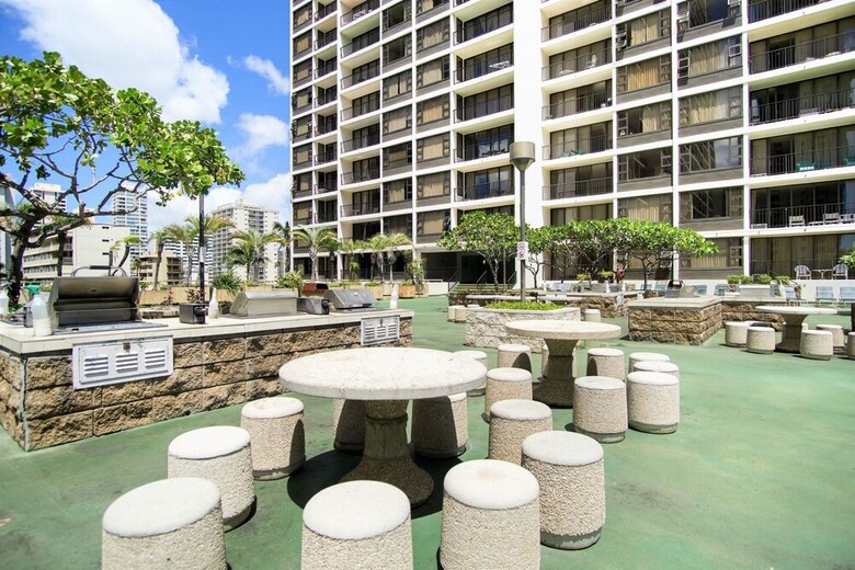 Waikiki Banyan - Moutnain View Tower 2 Suite 1205