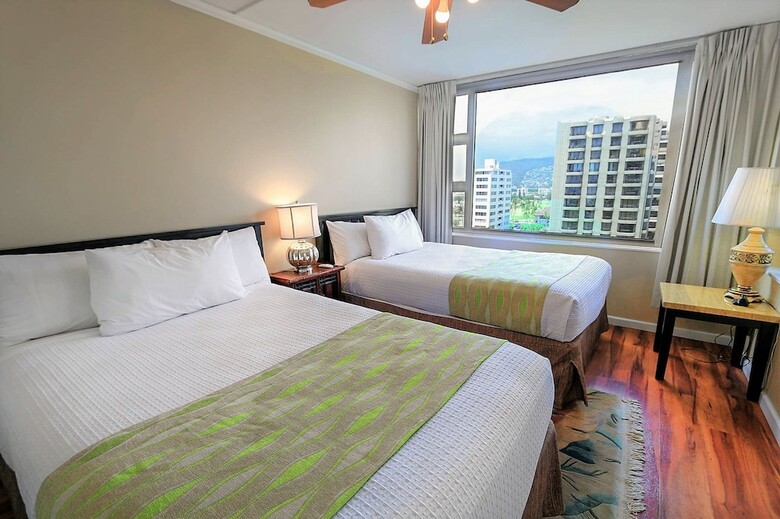 Waikiki Banyan - Moutnain View Tower 2 Suite 1205