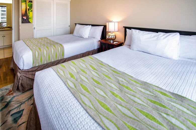Waikiki Banyan - Moutnain View Tower 2 Suite 1205